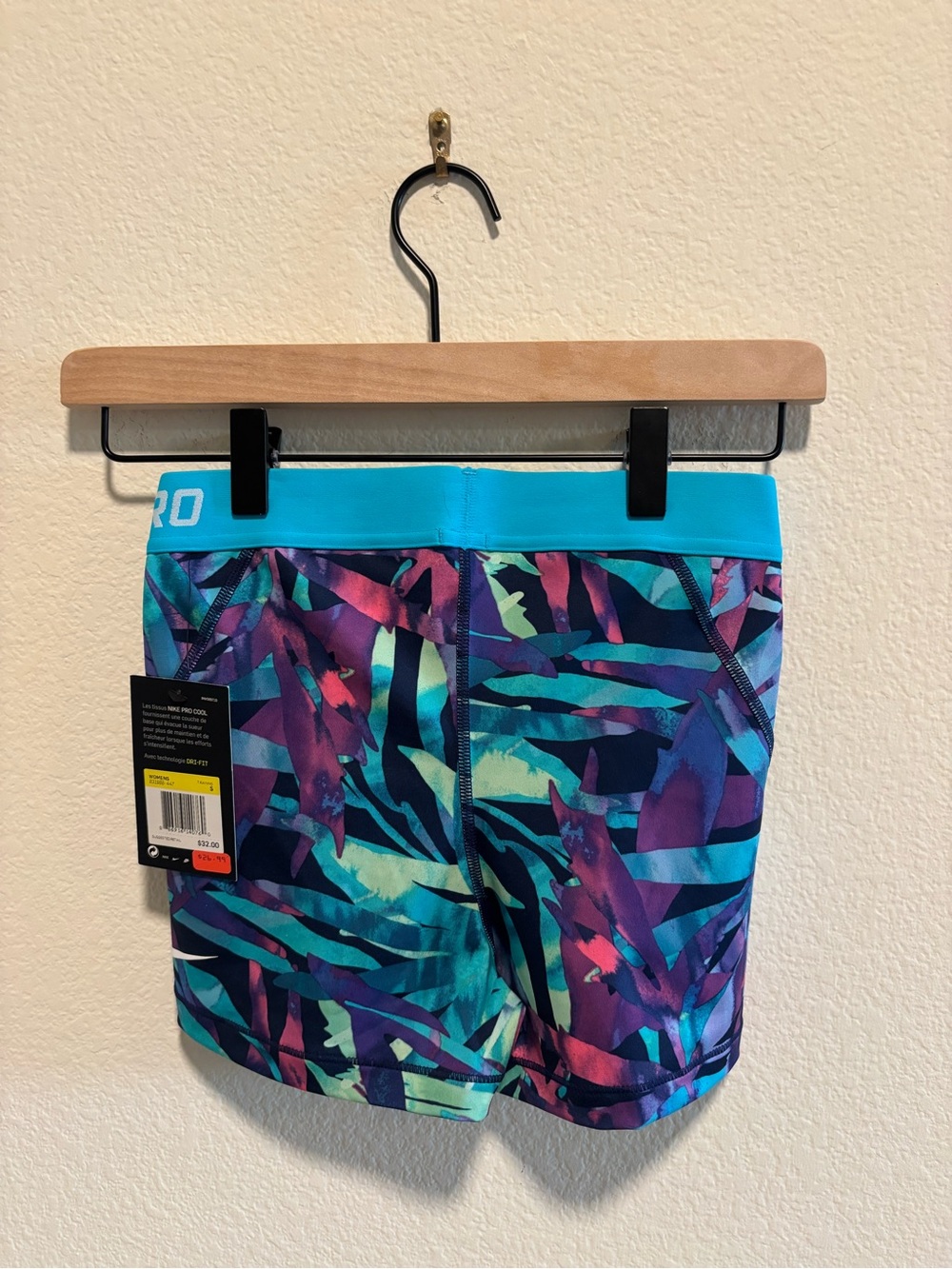 NWT Women’s Nike Pro Cool Multicolor Abstract Training Shorts - Picture 3 of 4
